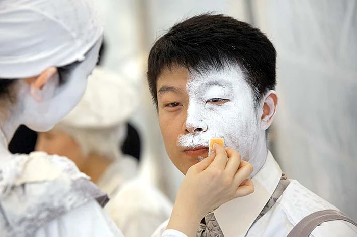 Grima adăugată  pe față i-a ascuns  trăsăturile asiatice