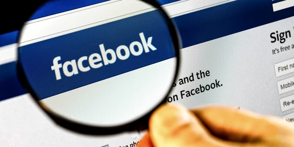 Lupă pe Facebook FOTO SHUTTERSTOCK