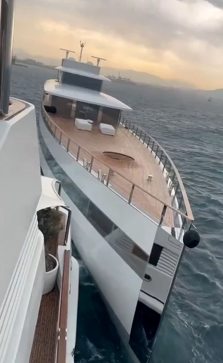 Iahtul Venus s-a ciocnit cu un alt superiaht (Foto: Captură video)