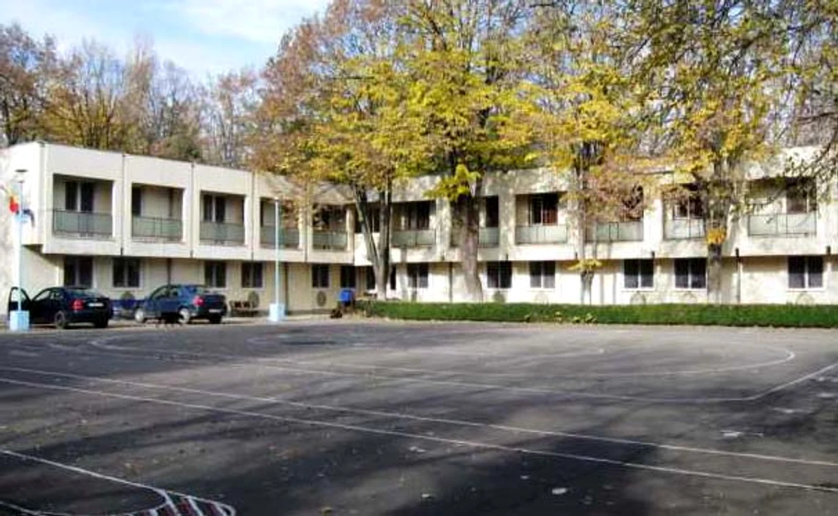 
    Așa arată tabăra  școlară din Amara,  transformată în  centru de carantină  