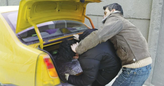 Băiatul sechestrat susţine că a fost băgat în portbagajul unui taxi