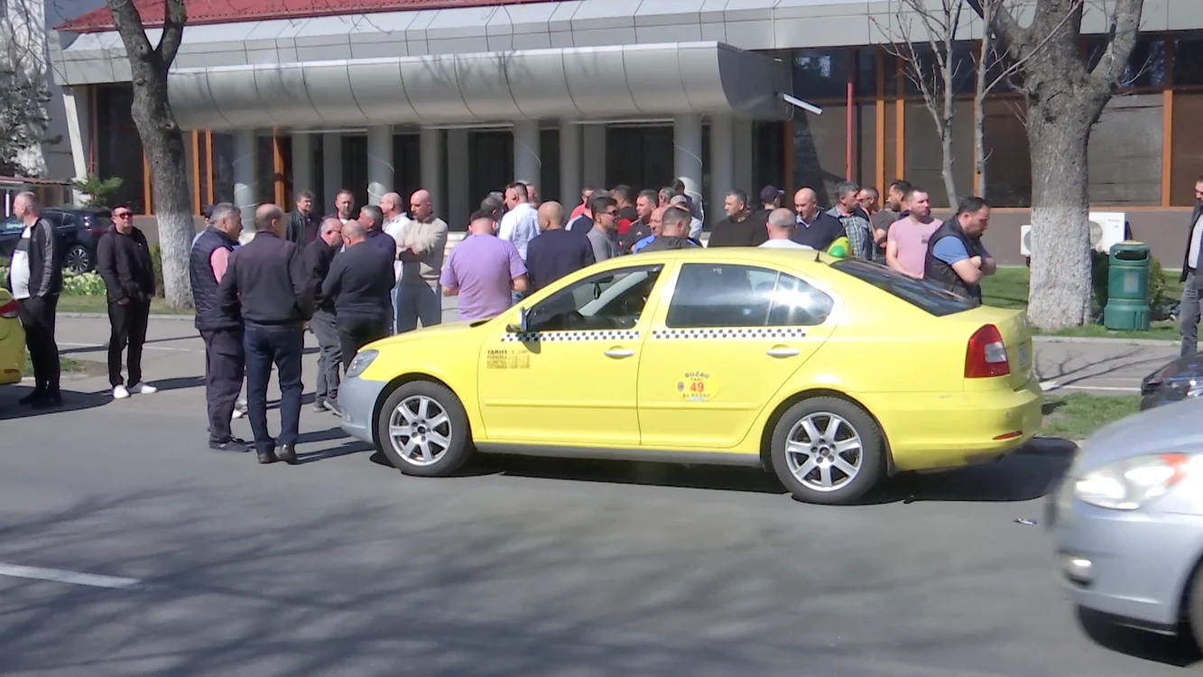 Protestatarii s-au oprit și în fața Prefecturii FOTO Iulian Bunilă