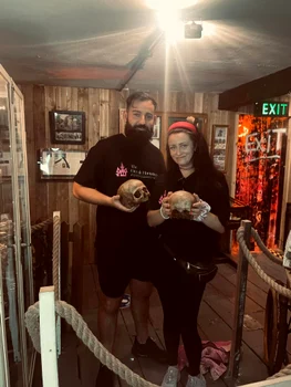 Cuplul vizitează locuri bântuite din Marea Britanie jpg