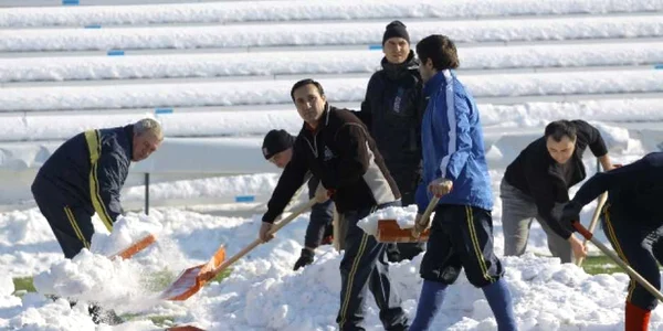 Alin Petrache (centru, cu căciulă) a participat la curăţarea terenului (foto: M. Burlacu)