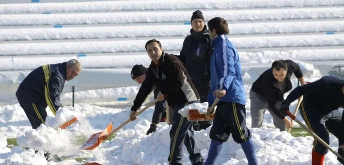 Alin Petrache (centru, cu căciulă) a participat la curăţarea terenului (foto: M. Burlacu)