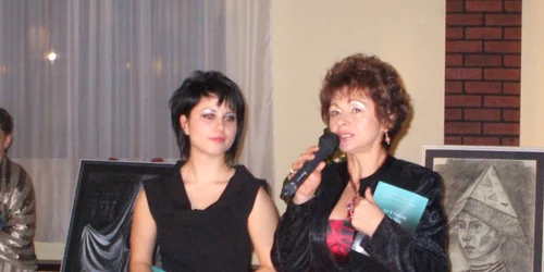 Elena Anghel (dreapta), gazda unui eveniment monden.