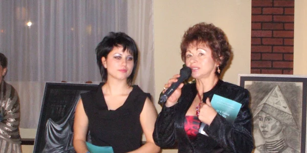 Elena Anghel (dreapta), gazda unui eveniment monden.