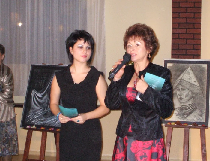 Elena Anghel (dreapta), gazda unui eveniment monden.