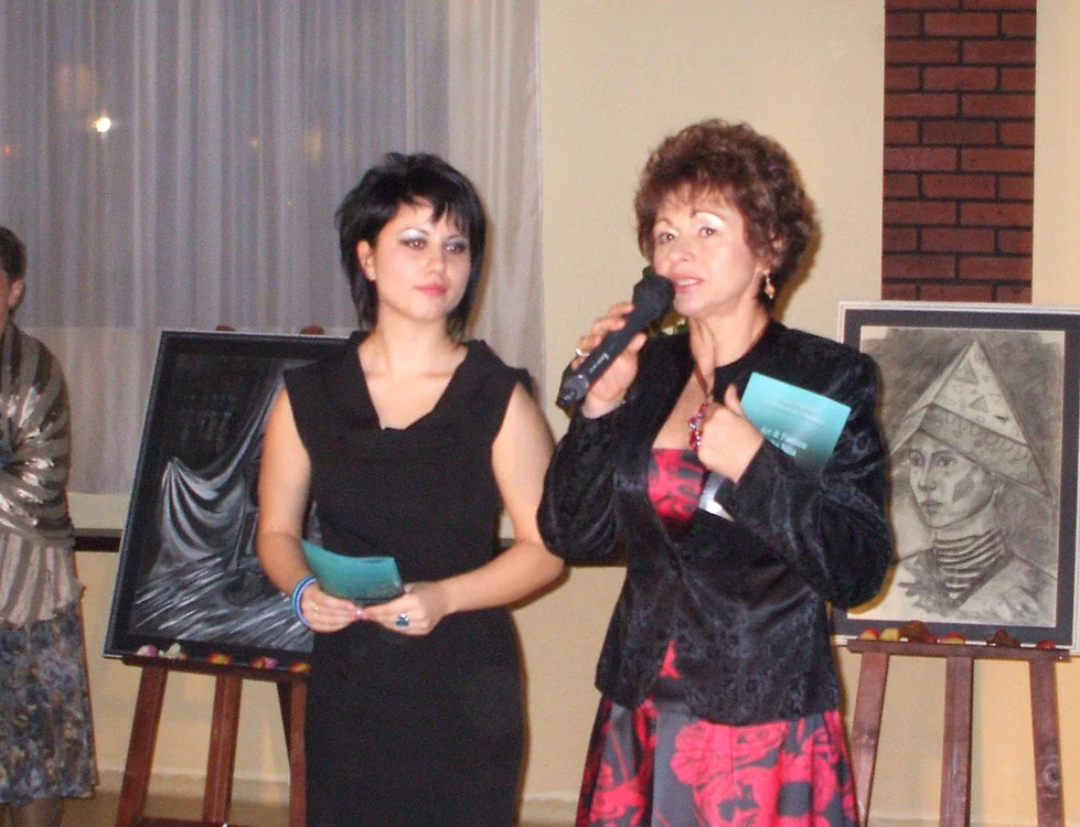 Elena Anghel (dreapta), gazda unui eveniment monden.
