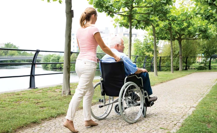 În câţiva ani de la debutul bolii, pacientul paralizează