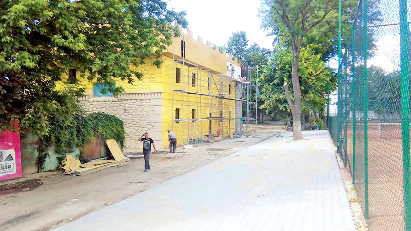 Locul de joacă  este amenajat  ca-n poveşti