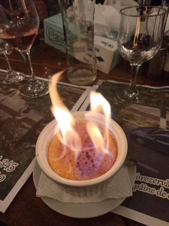 Cremă de zahăr ars flambată, un desert delicios la Curtea de Argeș FOTO Denis Grigorescu