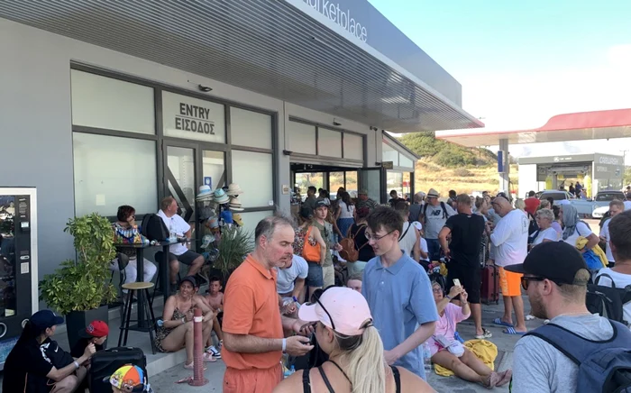 Incendii pe insula Rodos și evacuare turiști FOTO EPA EFE (1) jpg