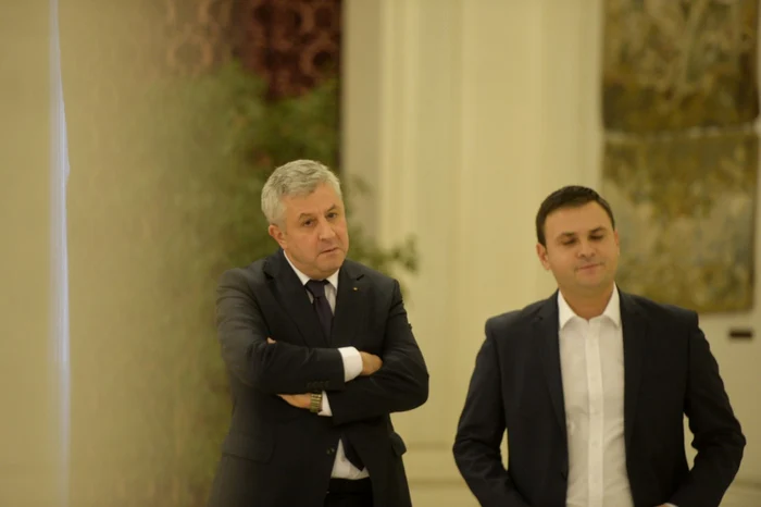 Daniel Suciu i-a făcut boi pe aleşii Opozţiei în şedinţa de miercuri. Florin Iordache le arăta aceloraşi deputaţi semne obscene în urmă cu o lună. FOTO Mediafax / Andreea Alexandru