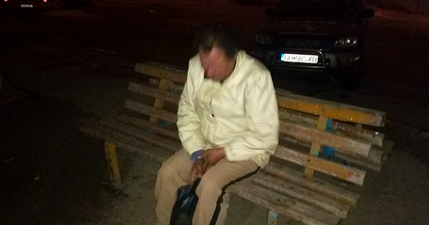 Poliţiştii şi ambulanţierii din Târgovişte au alergat toată noaptea după oameni ai străzii pe care i-a dus la adosposturi, feriţi de gerul cumplit de afară