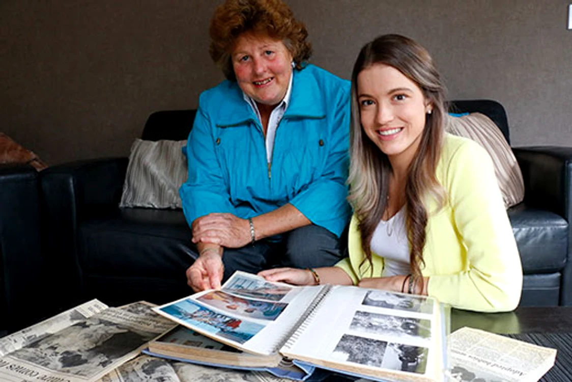 
    Claire Thomasen, alături de mama ei adoptivăfoto: SunMedia  