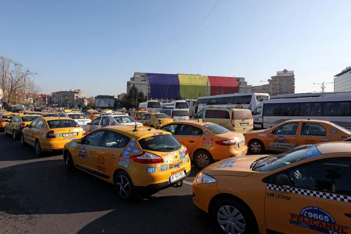 Protest organizat de taximetrişti în Piaţa Victoriei FOTO Adevărul