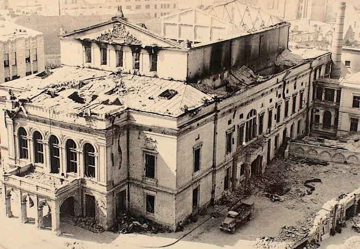 În anul 1944, Teatrul Naţional Bucureşti, sediu şi al Operei Române, a fost bombardat, însă stricăciunile erau reparabile. Autorităţile au preferat să demoleze clădirea, locul pe care se înălţa altădată rămânând un teren viran dezgustător, chiar în centrul capitalei, până în anii 2000.