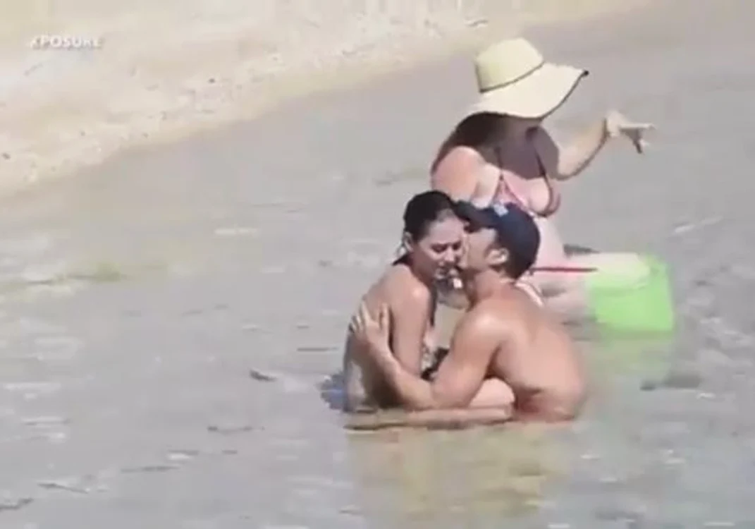 Orlando Bloom nu se mai poate abține! Oare ce i-or pune în mâncare, acolo, în Sardinia?Foto: Captură Twitter