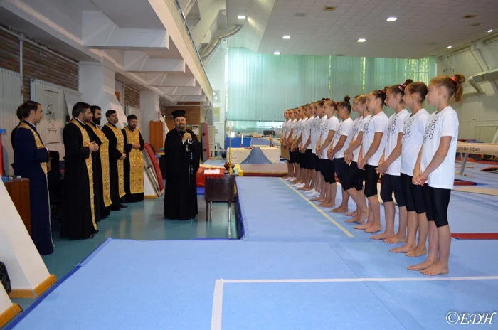 Episcopul Gurie şi gimnastele. FOTO: Episcopia Devei şi Hunedoarei.