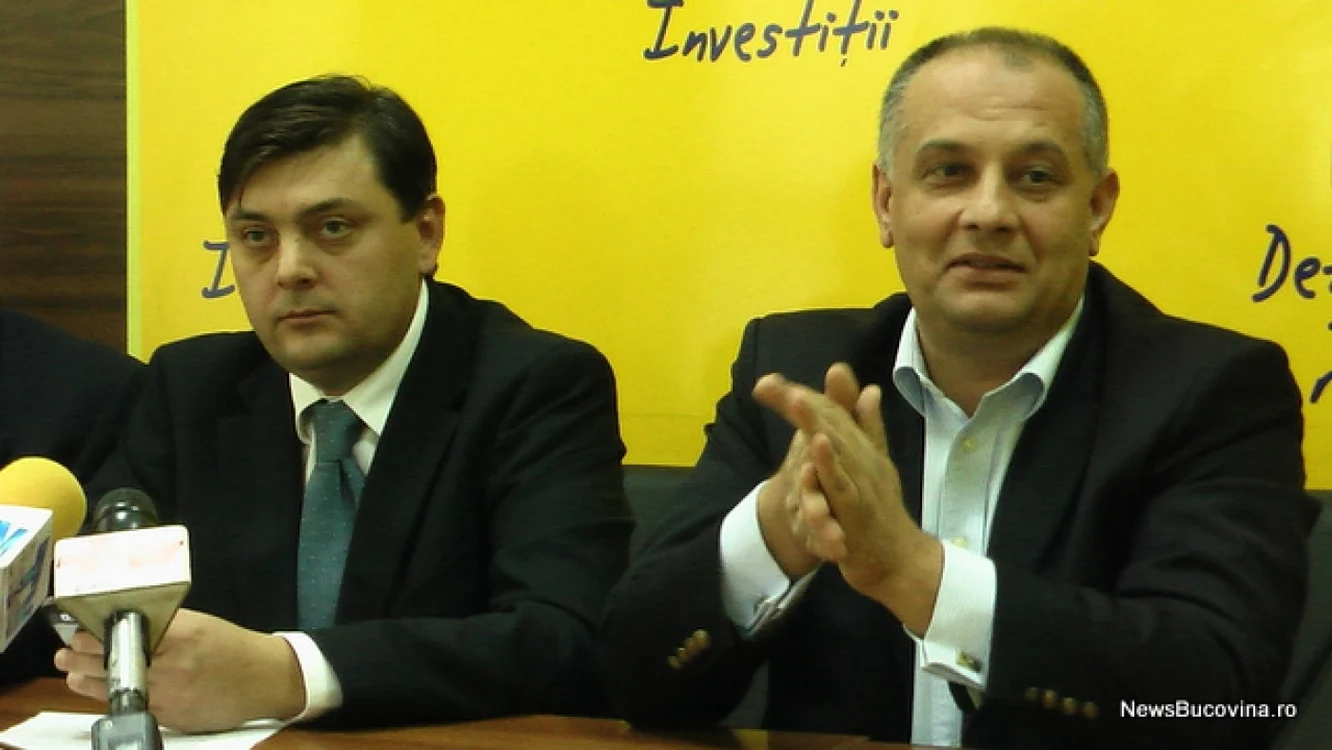 Marius Zmău (stânga) a fost adus în politică de cumătrul său, deputatul Ştefan Alexandru Băişanu (dreapta), preşedinte al organizaţiei judeţene PNL Suceava. FOTO: NewsBucovina