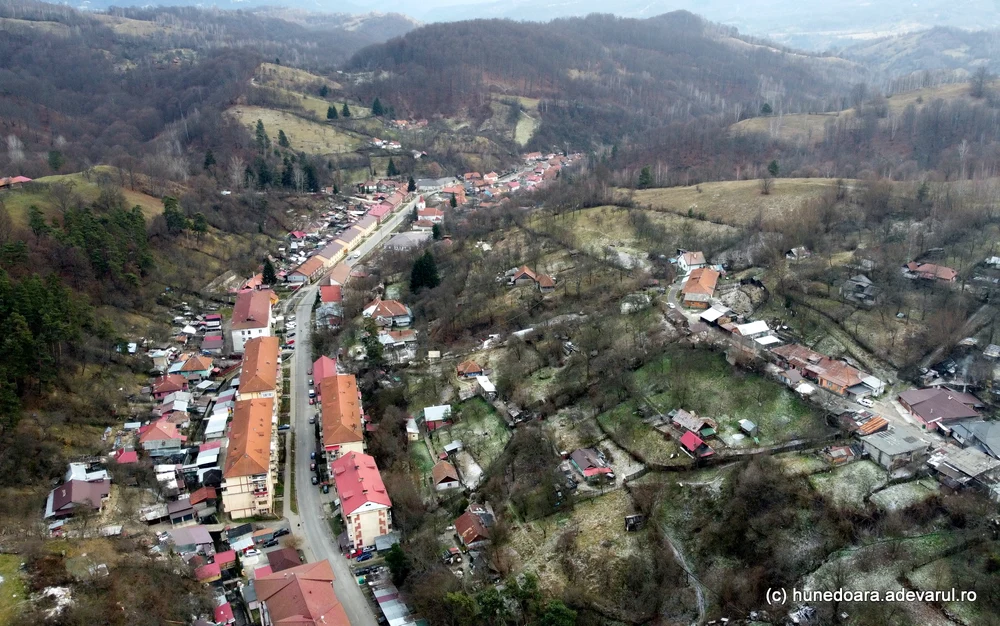 Orașul sărac din România, zdruncinat de cutremure în 2023. Localnică: „De trei ani stăm în containere. Nu mai putem”