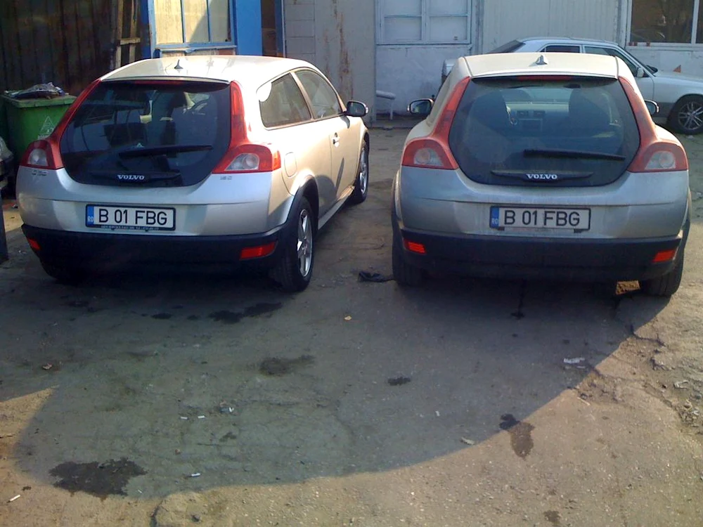 Două maşini, un singur număr de înmatriculare