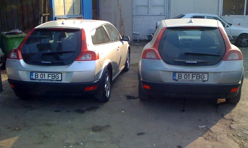 Două maşini, un singur număr de înmatriculare jpeg