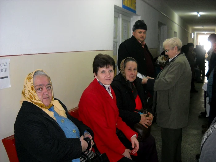 Bolnavii aşteaptă chiar şi trei ore la cabinetul de cardiologie