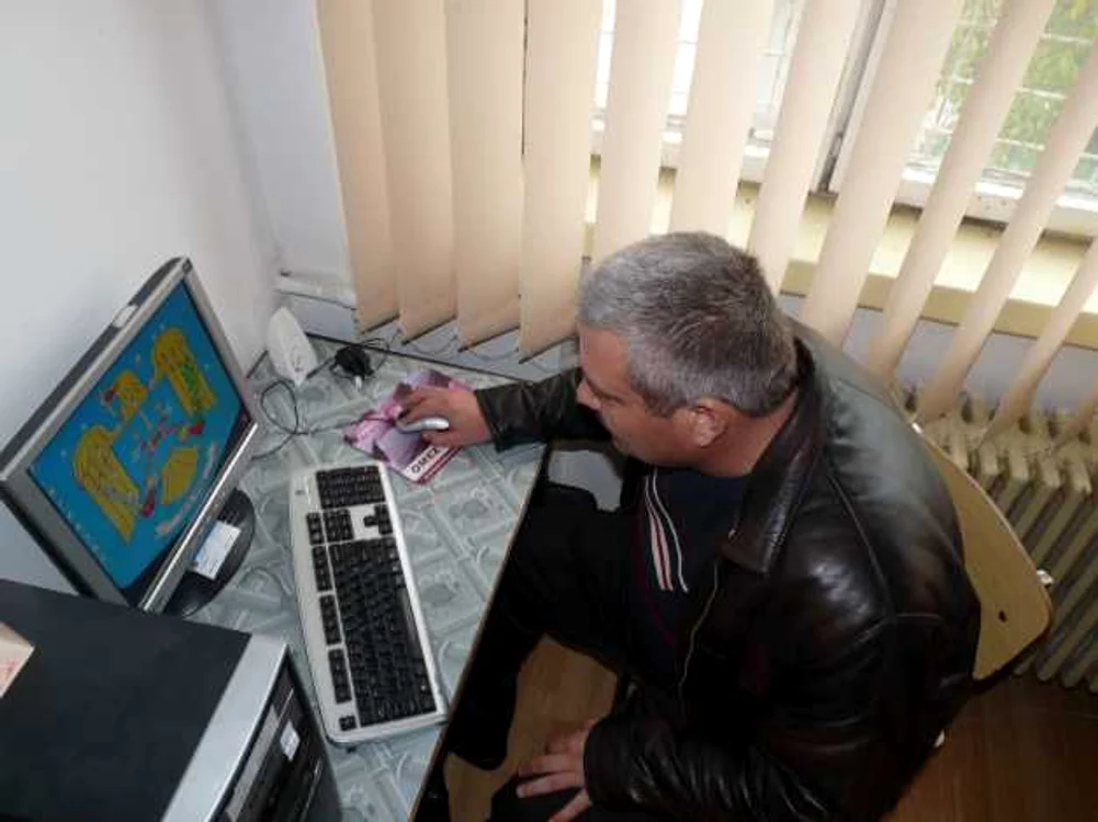 Poliţist la calculator