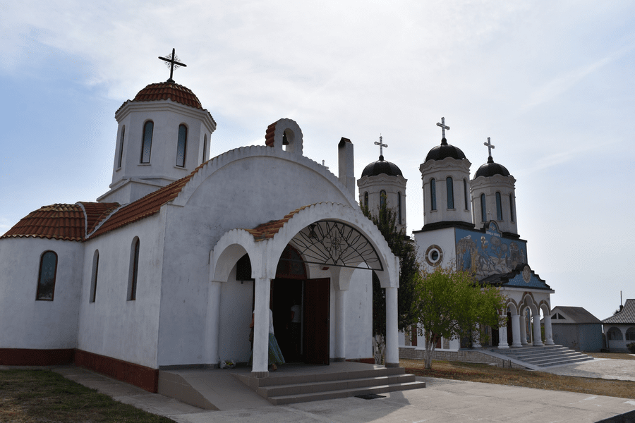 Mănăstire executată silit. Călugării refuză să plătească și spun că biserica este bun sacru