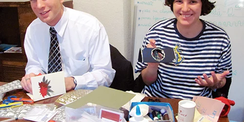 Voluntarii confecţionează felicitări din hârtie reciclabilă