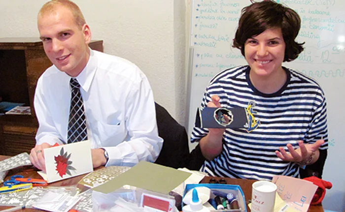 Voluntarii confecţionează felicitări din hârtie reciclabilă