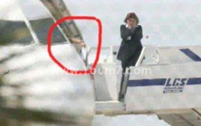 Scrisoare aruncata pe pista aeroportului din Larnaca de piratul aerului de la bordul unui avion EgyptAir FOTO Daily Mail Online