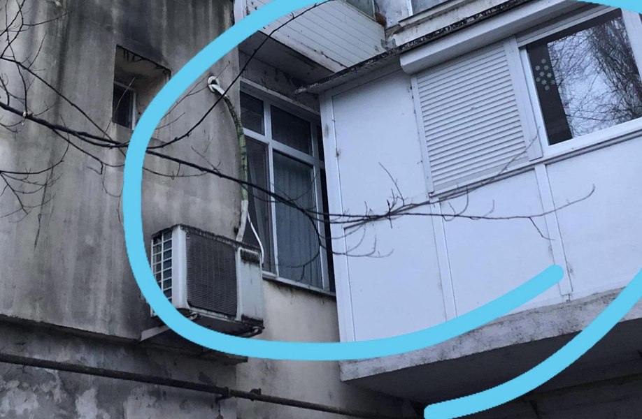 Improvizația halucinantă a unui român: și-a construit balcon și i-a acoperit geamul vecinului. Reacția autorităților