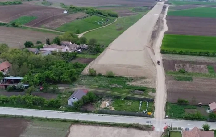 Ferma apicolă aflată pe traseul autostrăzii Sebeş - Turda. Foto: captură video Asociaţia Pro Infrastructură