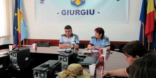 Poliţiştii îi anunţă pe conducătorii auto să fie vigilenţi