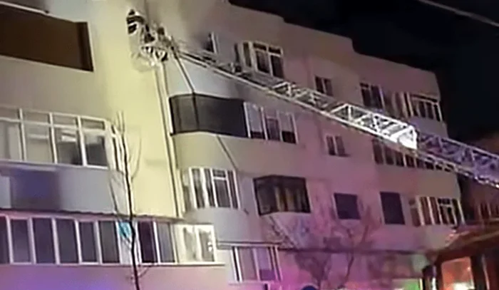 VIDEO Alertă în Slatina: incendiu într-un apartament, trei persoane au ajuns la spital