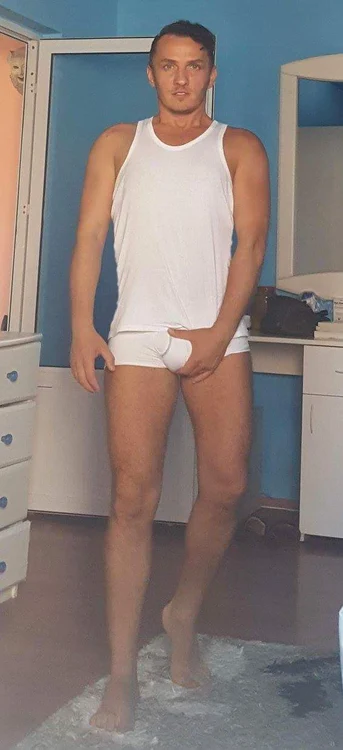 Mihai Trăistariu s-a pozat, din nou, ținându-se de „bărbăție”