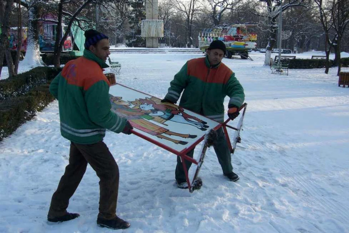 Muncitorii încarcă figurinele