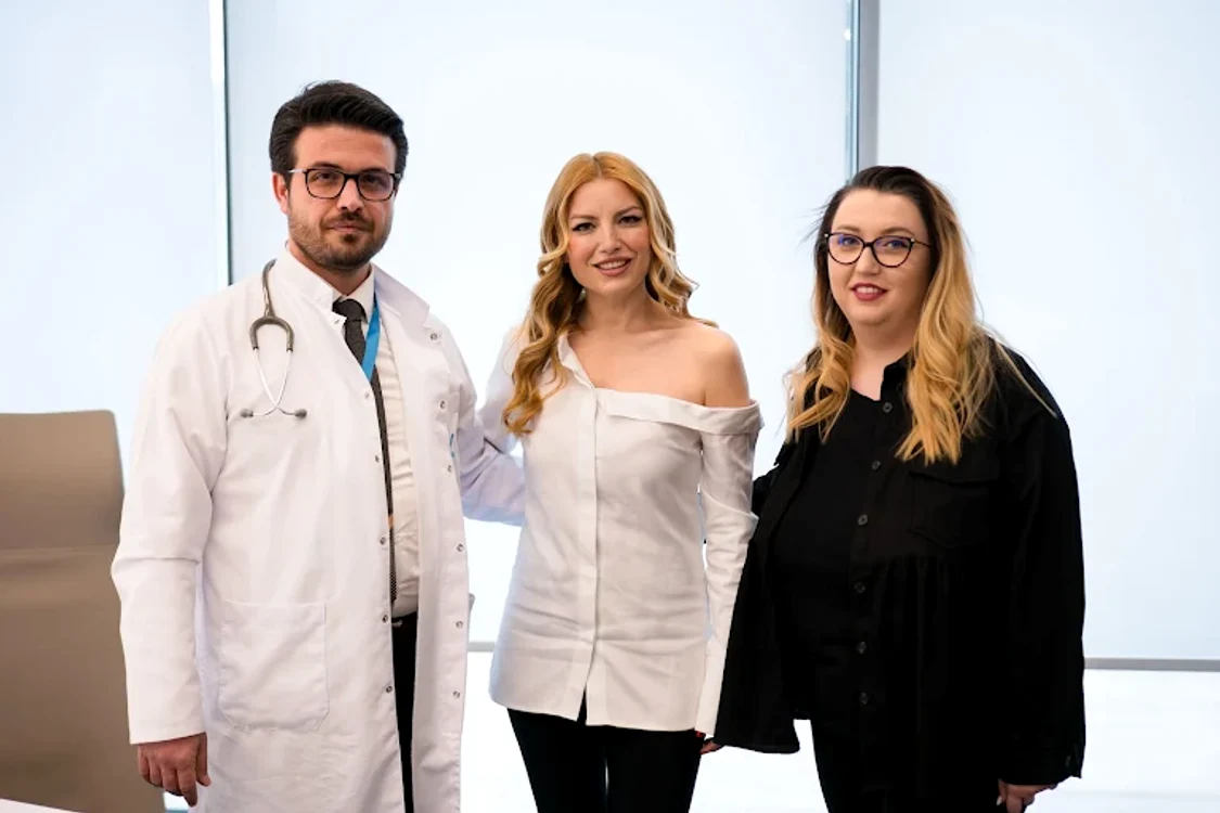 Elena Gheorghe, la clinica din Istanbul, alături de consiliera medicală Raluca Constantinescu