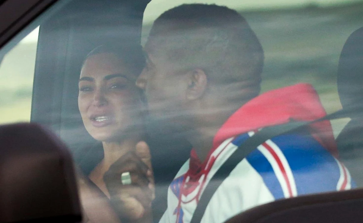 
    Kim Kardashian, 39 de ani şi  Kanye West, 43 de ani, s-au certat  în maşină în urmă cu două zile  