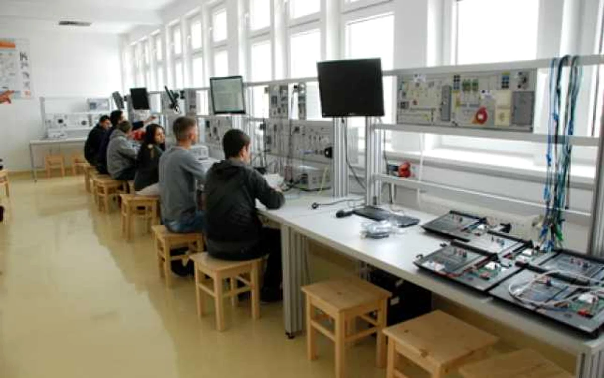 Aparatura de laborator din Colegiul Tehnic "Viceamiral Ioan Bălănescu“ din Giurgiu este scoasă la vânzare