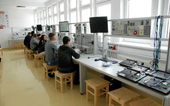 Aparatura de laborator din Colegiul Tehnic "Viceamiral Ioan Bălănescu“ din Giurgiu este scoasă la vânzare