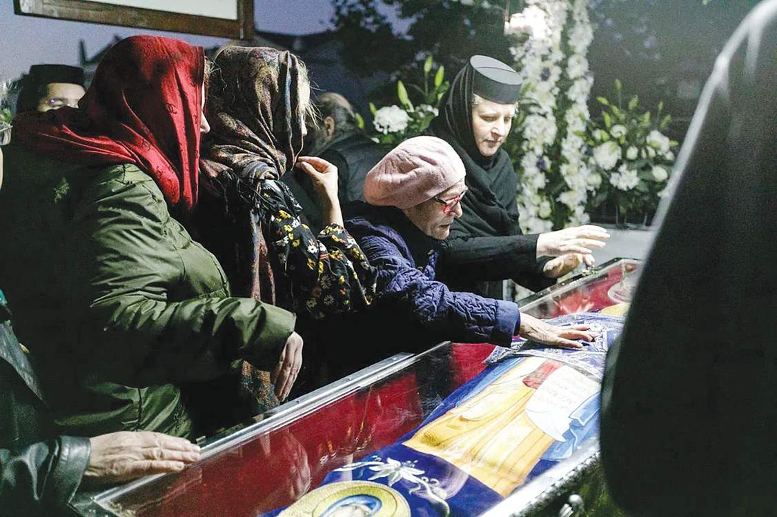 Credincioşii se roagă  în fiecare an la moaştele  Sfintei Parascheva. FOTO: adevarul