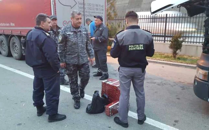 Poliţistul de frontieră primea bani ca să acopere intrarea în ţară a ţigărilor de contrabandă Foto: Adevărul
