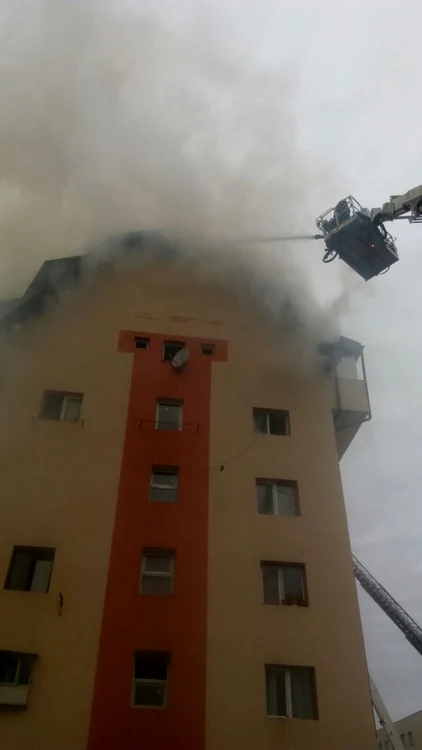 Iese fum gros de sub tabla acoperișului