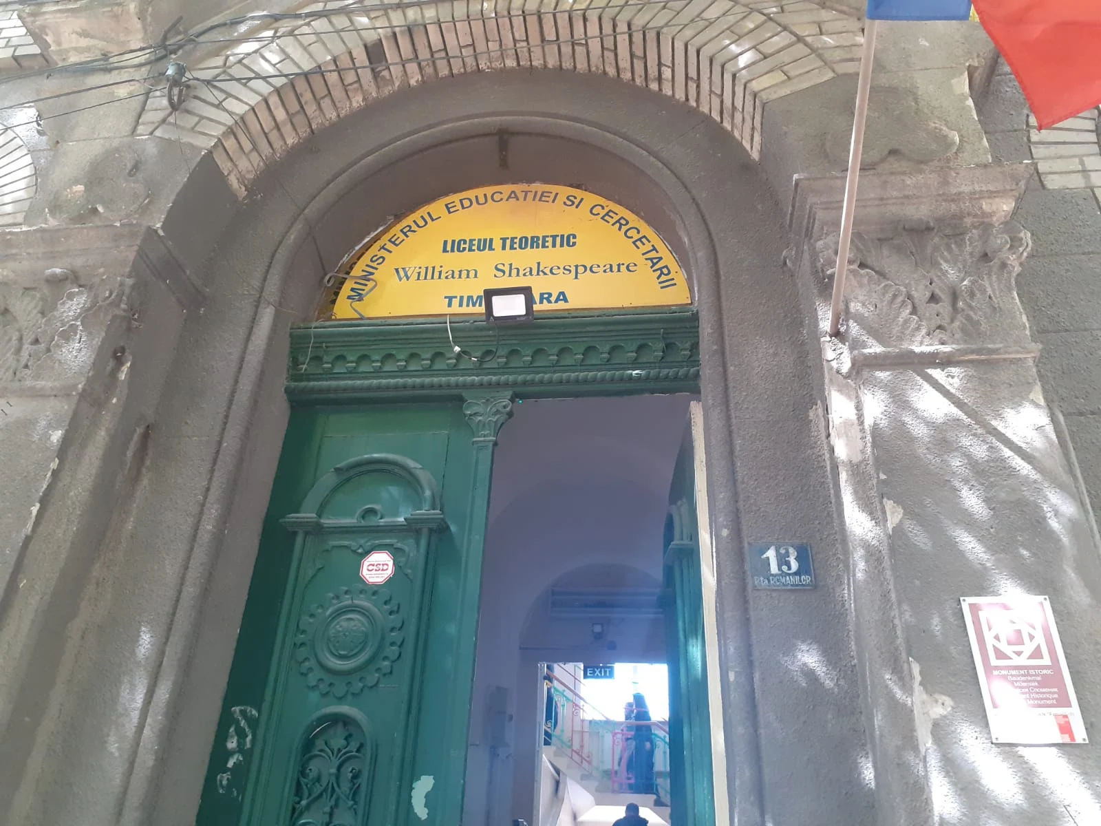 Mucegai și igrasie în sălile de clasă. DSP a retras autorizația unui liceu de elită din Timişoara