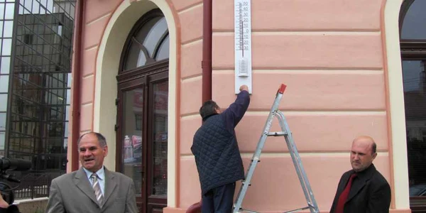 Liderii UDMR au amplasat vineri un nou termometru pe clădirea Direcţiei Judeţene de Cultură. 