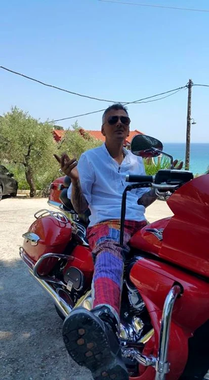 Cristi Hrubaru împreună cu iubita sa motocicletă